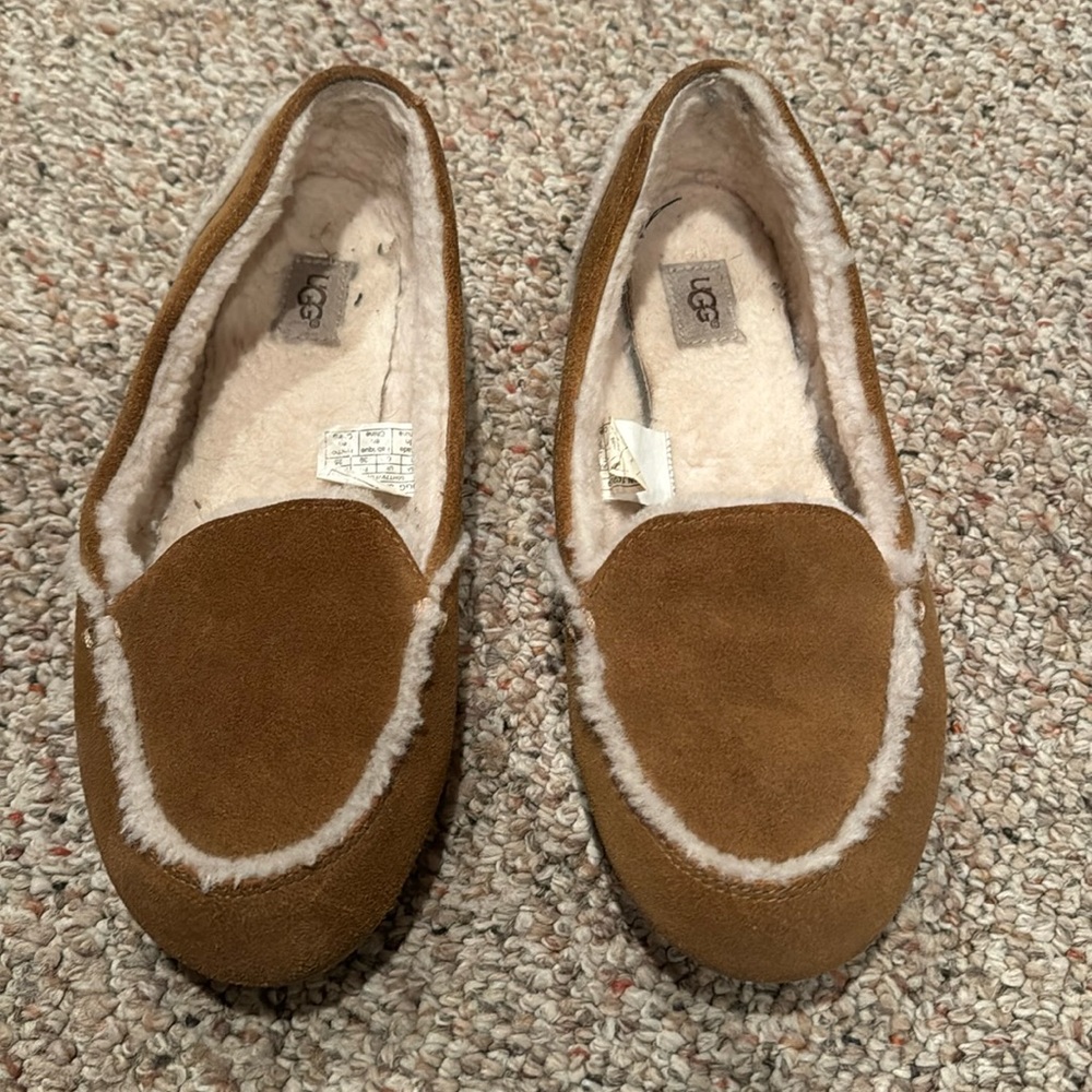 UGG slippers in chestnut